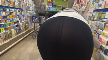 Huge mommy shows her ass at Walmart